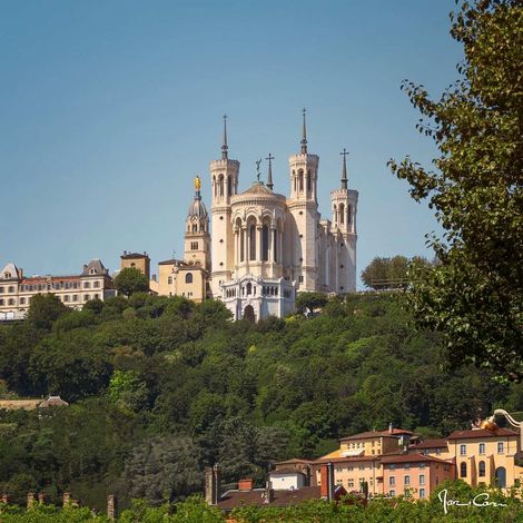 Tableau sur verre vue sur Fourvière à Lyon 45x45 cm - Impression sur Verre - Image HD imprimée sur Verre - Tableau mural décoratif en verre - Finition Brillante - Fabriqué en France (1/5)