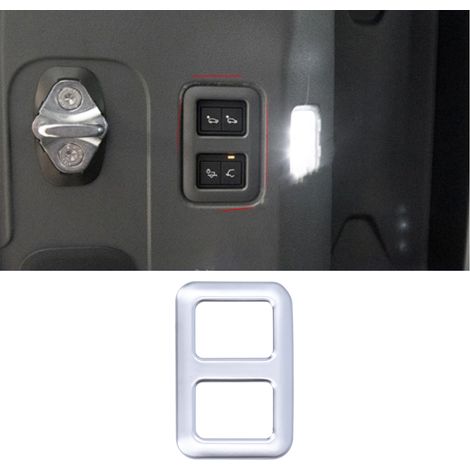 Modification de véhicule : Cadre de bouton de remorque de coffre Land Rover Defender 2020-2021 en chrome nacré. (1/5)