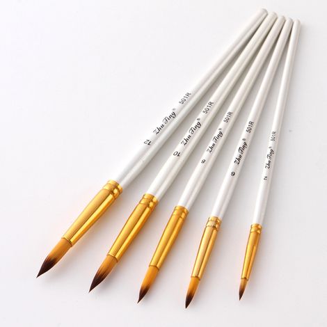 Un ensemble de 5 pinceaux professionnels pour artistes, adaptés à l'aquarelle, à l'acrylique et à la peinture à l'huile, avec des pointes rondes blanches.