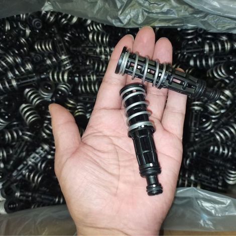 La pièce 06J115679F convient à la soupape de décharge de pression de la tige de retour du filtre à huile moteur Volkswagen Audi EA888 de deuxième génération (1/4)