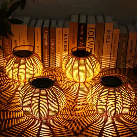 Lampe Solaire Exterieur, 4 Lanterne Solaire Exterieur Étanche IP65 Suspension Luminaire, Décoration Jardin, Adaptée aux Balcons Terrasse Cours et Camping Fête (1/5)