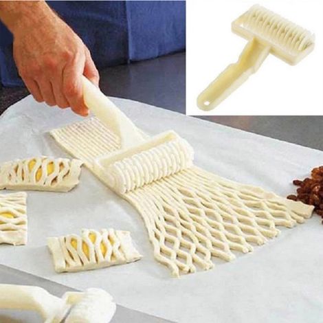 Utensili da cucina in plastica: stampo per torte, stampo per pizza, griglia, tagliapasta, materiali per lavori creativi. (1/5)