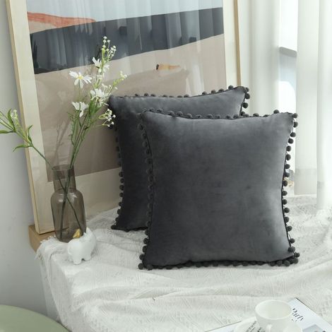 Housse de coussin carrée décorative en velours avec pompons, douce et unie, pour canapé, salon, chambre, grise, 45 cm (18 pouces). (1/2)