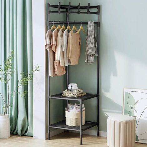 Cintre à trois niveaux Ce système de rangement à plusieurs niveaux vous permet non seulement de gagner de la place, mais aussi de suspendre vos vêtements en toute sécurité. Esthétique et pratique. (1/5)