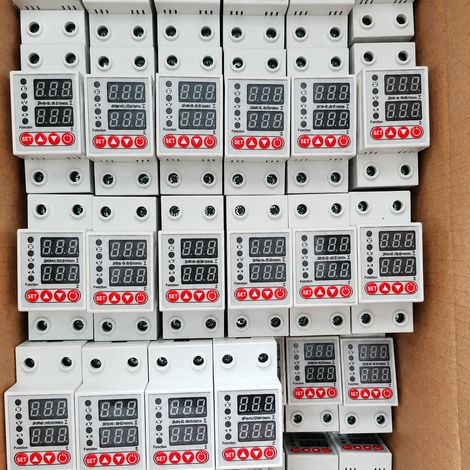 Protecteur de surtension et sous-tension ZFS-4P 40A 63A double affichage numérique réenclenchement automatique tétrapolaire réglable – Livraison gratuite (1/5)