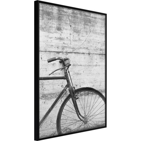 Affiche Murale Encadrée "Bicycle Leaning Against the Wall" 30 x 42 cm Noir