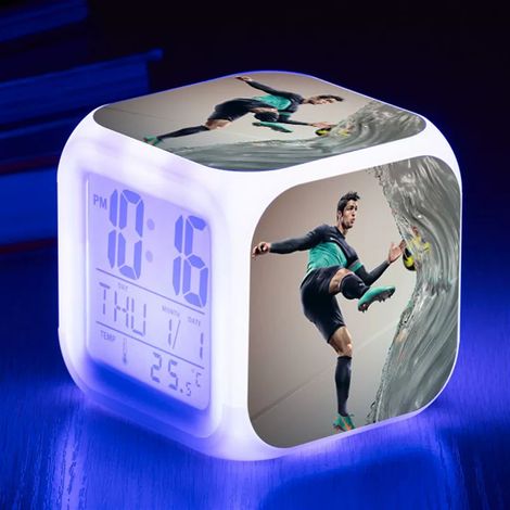 Coupe du Monde de la FIFA – Réveil numérique à l'effigie de Ronaldo (C), lumière multicolore
