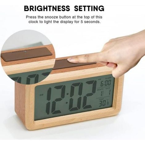 Réveil numérique LED en bois à piles, veilleuse à capteur intelligent avec fonction répétition, date, température, commutable 12/24 (1/5)