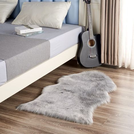 AGE Einteiliger Schaffellteppich, weicher Kunstfellteppich, universeller Teppich in verschiedenen Größen für Schlafzimmer, Wohnzimmer, Sessel oder Sofa (hellgrau) – 60 x 90 cm (1/5)