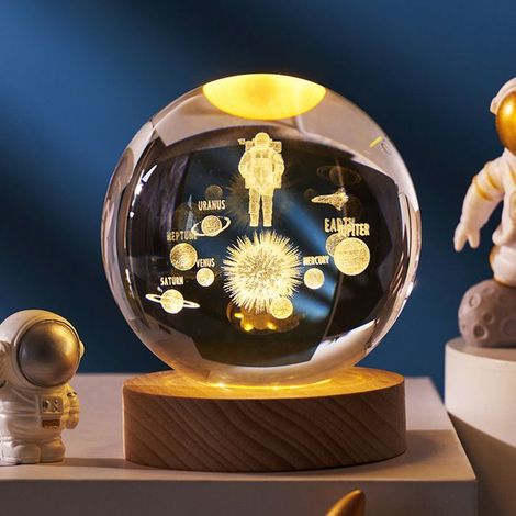 Veilleuse Boule de Cristal 3D,6cm Crystal Ball Night Light,Lampe de Nuit Boule de Verre avec Base en Bois lumière chaude,Cosmonaute (1/5)
