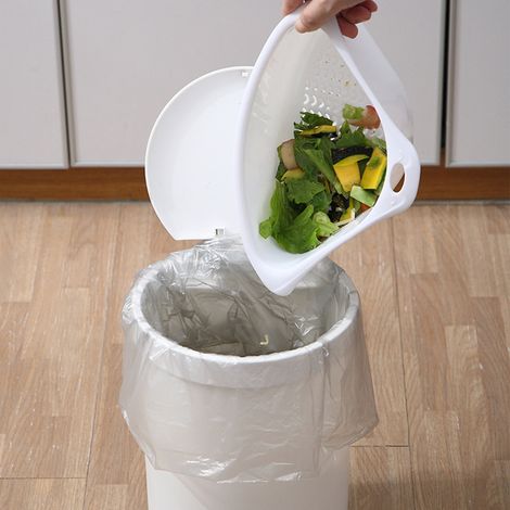Weißes dreieckiges Spülbecken-Abtropfgestell, Küchengeschirrkorb, Aufbewahrungsgestell mit Abfallfilter, Sieb für Gemüse und Obst. (1/5)
