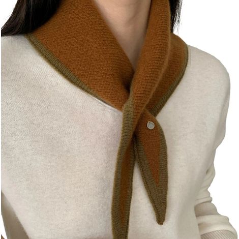 Bufanda triangular elegante, diseño con estilo, color caramelo.