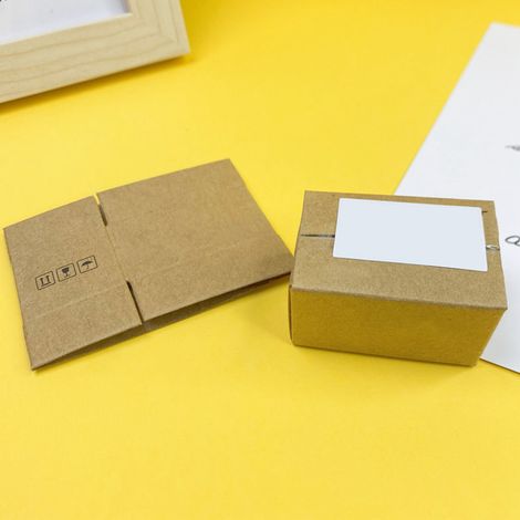 Miniatur-Express-Lieferbox für Puppenhaus, Simulationsbox, Express-Lieferspielzeug, Puppenhausdekoration, Lieferspielzeug Typ A. (1/5)