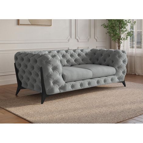 Deco In Paris – Canapé Chesterfield 2 places capitonné en velours gris – Structure en bois – Pieds en métal noir – Dimensions 172x93x75cm
