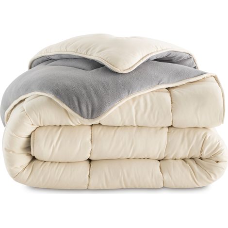 Idmarket – Couette polaire biface 200x200 cm – Garnissage 400 gr/m² – Finitions piquées pour maintien optimal – Couleurs gris et crème