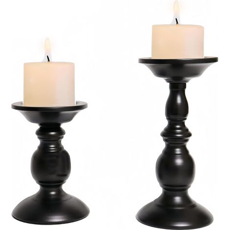 Porte-bougies piliers : Deux porte-bougies en métal pour bougies piliers, avec des bases noires.