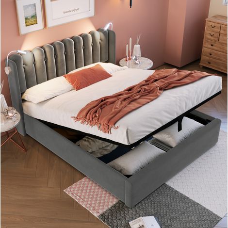 Lit capitonné moderne 140x200 cm en velours gris avec tête de lit, liseuse, USB et coffre de rangement relevable (1/5)