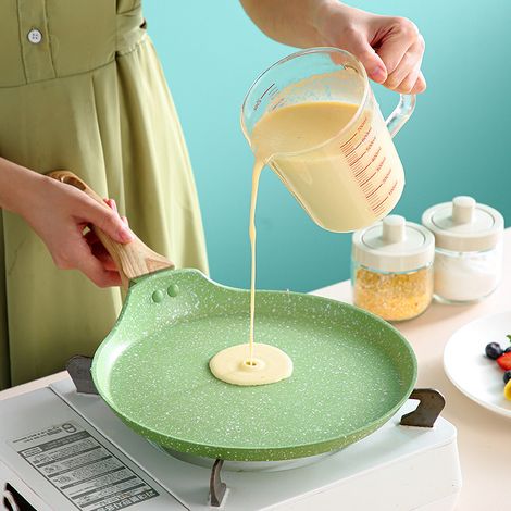 Crêpière antiadhésive NEW GREEN, revêtement en granit suisse, idéale pour les dosas, les crêpes et autres pancakes. Poignée isolante, compatible induction, sans PFOA. (1/5)