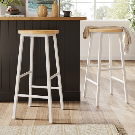 Set de 2 taburetes de bar 63 cm, asiento efecto madera, estructura metálica blanca, altura regulable (1/5)