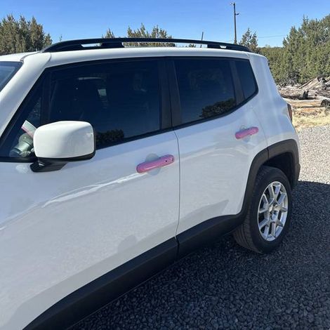 One set of exterior door handles and door cup covers suitable for 2015-21 Jeep Renegade vehicles. (1/4)