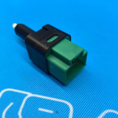 25320-AX000 and 25320-AX10A are suitable for Nissan Infiniti brake light switches with a green 4-pin connector. (1/4)