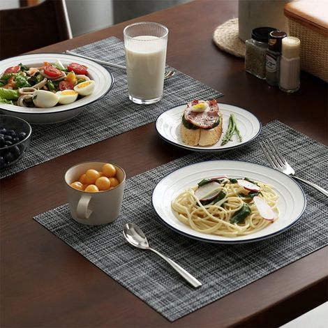 Set mit 4 rutschfesten, hitzebeständigen und abwaschbaren PVC-Tischsets – grau