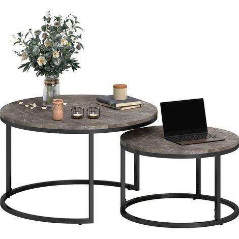Set di 2 tavolini da caffè impilabili, dal design industriale, con piano effetto cemento e gambe in metallo grigio.