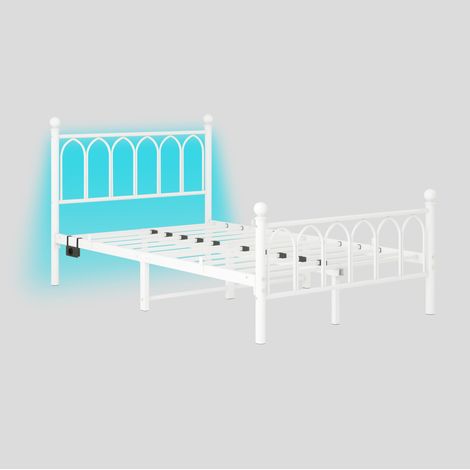 Letto in metallo 120 x 200 cm bianco con testiera e pediera vintage, LED, USB, HOMVRA (1/5)