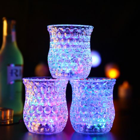 Blinkender Becher in Lebkuchenform, LED-Blinkbecher am Ende, Becher mit LED-Wassersensor (1/5)