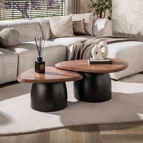 Lot de 2 tables basses triangulaires en acacia brun et métal bronze (1/5)
