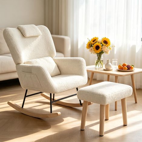 Mecedora de sherpa beige con respaldo acolchado y amplios reposabrazos, bolsillos laterales, patas de madera maciza, reposapiés y respaldo ergonómico. (1/5)