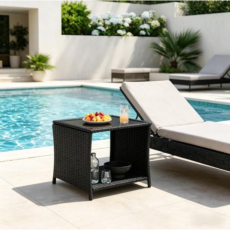 Table d'appoint de jardin 45x45x40 cm noire en rotin PE, verre et métal avec rangement (1/5)