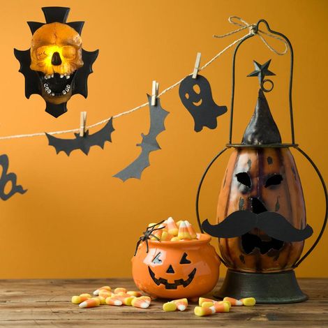 Lampe murale squelette en résine pour décoration d'Halloween, idéale pour les amateurs de thèmes insolites. (1/5)