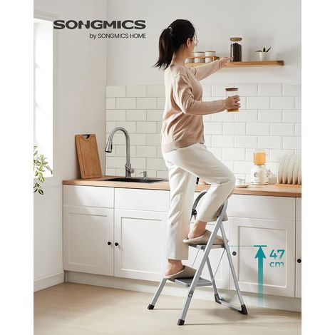 SONGMICS Scaletta, Scala a 2 Gradini, Scaletta Pieghevole, Chiusura di Sicurezza per Piegamento, Facile da Riporre, Portante 150 kg, Grigio Tortora (1/5)