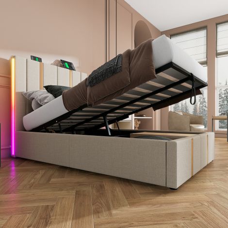 Lit simple rembourré avec rangement (90 × 200) — équipé d'un port de charge USB-C, d'un éclairage LED contrôlable via application et d'un sommier à lattes en bois revêtement beige effet lin (matelas (1/5)