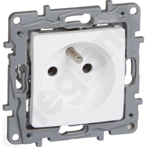 Prise de courant 2P+Z 16 A – Bornes à vis – Tension 250 V – Largeur 76 mm – Pour installations électriques sécurisées (1/4)
