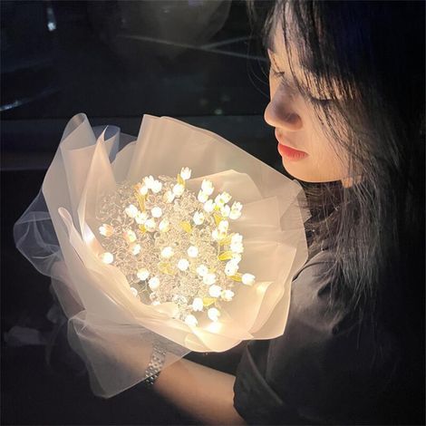 Un bouquet de tulipes lumineuses avec des bandes LED, fait main, de superbes tulipes artificielles, un cadeau pour la mère de votre petite amie, 39 tulipes au total. (1/5)