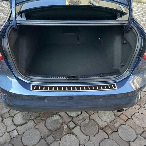OMAC Ladekantenschutz für Ford Focus Stufenheck 2018-2025 Edelstahl Carbon (1/5)