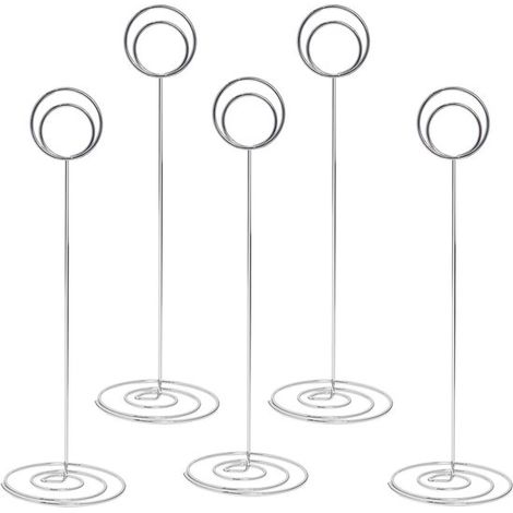 Soporte de metal plateado para números de mesa (2 unidades, 22 cm), ideal para tarjetas de lugar y fotos en bodas. (1/2)