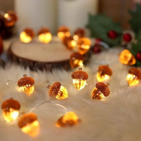 Catena luminosa a LED da 3 m – 30 luci, 3 batterie AA, impermeabile IP43, 8 funzioni di illuminazione, con telecomando – Illuminazione d'atmosfera decorativa a forma di pigna (1/5)