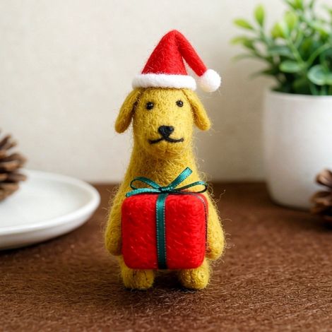 Ornement sapin chien en feutrine avec paquet cadeau et bonnet de Noël 14×12 cm (1/3)