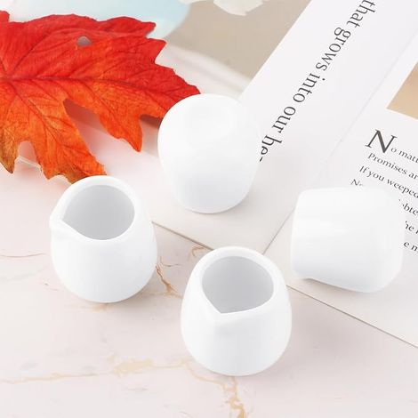 Un ensemble de 6 petits pots à lait en céramique avec cuillères en céramique - adaptés au lait, au café, aux sirops et aux sauces (50 ml, blanc). (1/5)