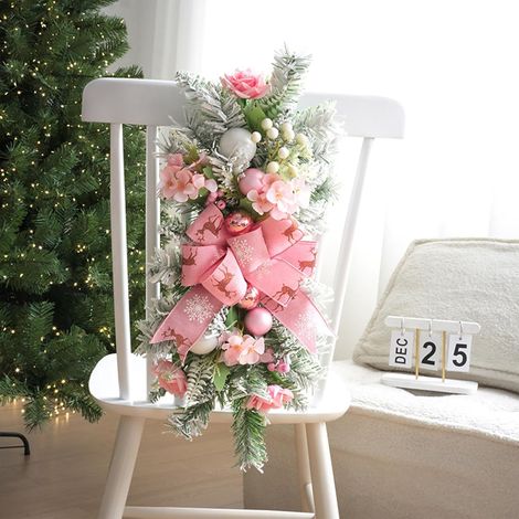 Ein 22 Zoll großer, tropfenförmiger Weihnachtskranz, verziert mit einer rosa Schleife und Weihnachtskugeln.