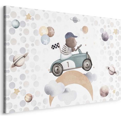 Bild – Galaktischer Wettbewerb – Teddybär nimmt an einem Autorennen zwischen Planeten, Wolken und Sternen in Pastellfarben teil/Teddybär in einem Rennwagen (1/3)