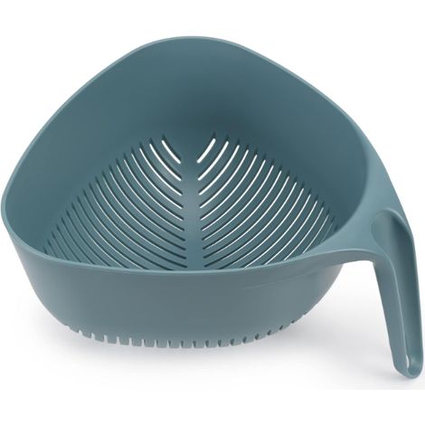 Escurridor Triangular Joseph Joseph Fregadero para Pasta y Verduras, Colador para Alimentos con Asa Vertical y Esquinas Fáciles de Escurrir, Azul Oscuro (1/4)