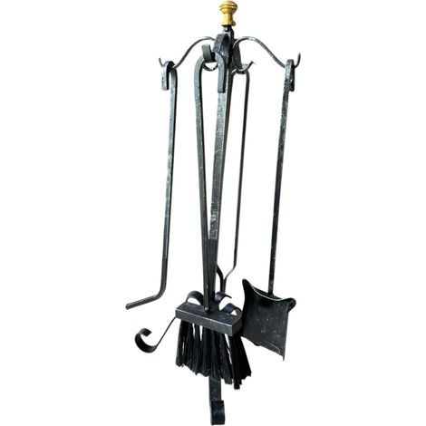 Attrezzo per Camino in Ferro con Accessori,Trespolo con Pomelli in Ottone, Pinza, Uncino, Scopetta e Paletta 60cm h