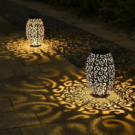 Lot de 2 lanternes solaires, lampe solaire suspendue d'extérieur, lanterne solaire décorative en métal étanche avec poignée. (1/4)