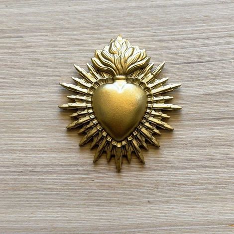 Décoration murale ex-voto cœur doré en poly résine 8x9 cm – Accroche métal pour ambiance romantique – Tendance mystique – Opjet (1/5)