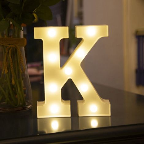 Weiße LED-Nachtlichtdekoration mit 26 Buchstaben für Partys, Hochzeiten und Geburtstage.