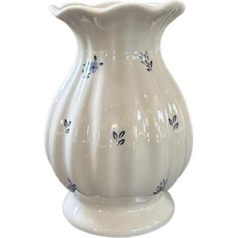 Vase vintage en céramique bleue à motif floral et bord ondulé, parfait pour les compositions florales du salon. (1/5)